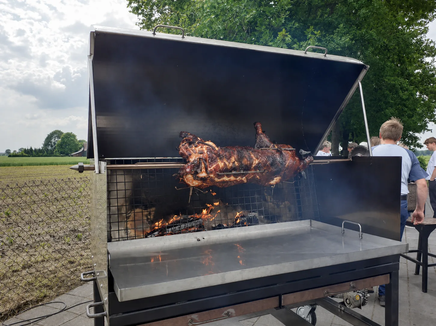 Spanferkel am Drehspieß beim Kaistens Catering in Niedersachsen